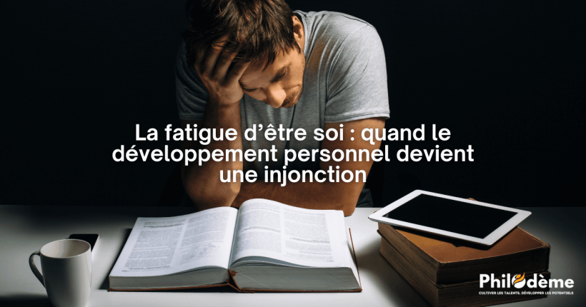 Homme fatigué penché sur un livre, tasse de café à côté — illustrant l'épuisement intérieur lié à l’injonction de performance personnelle.